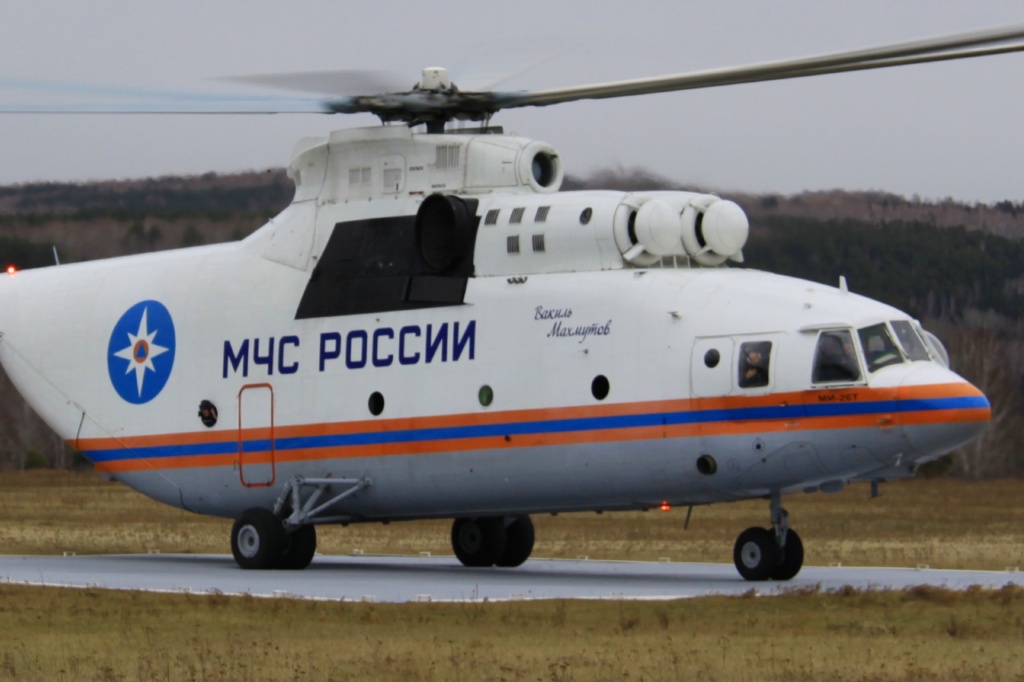 A Mi-26 helicopter lands on an aluminium site