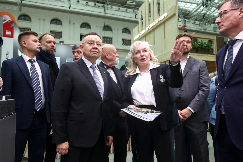 Председатель Алюминиевой Ассоциации Ирина Казовская продемонстрировала главе Минстроя России Иреку Файзуллину преимущества алюминиевых решений