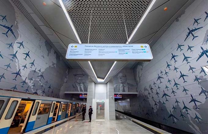 На платформе станции «Аэропорт Внуково» Солнцевской линии московского метрополитена часть путевых стен и пола облицована гранитными плитами, между которыми специально выпилены промежутки под вставки из алюминиевых панелей многоугольной формы. Ими же украсили и потолок, чтобы подчеркнуть значимость крылатого металла в авиапроме. Внешне алюминиевые панели выглядят как шлифованная нержавеющая сталь На платформе станции «Аэропорт Внуково» Солнцевской линии московского метрополитена часть путевых стен и пола облицована гранитными плитами, между которыми специально выпилены промежутки под вставки из алюминиевых панелей многоугольной формы. Ими же украсили и потолок, чтобы подчеркнуть значимость крылатого металла в авиапроме. Внешне алюминиевые панели выглядят как шлифованная нержавеющая сталь