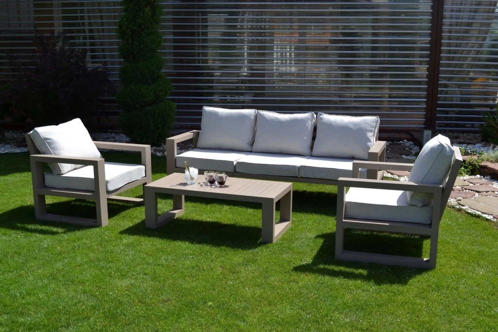 The Madison collection by SBL-REGION comprises premium handmade furniture in the loft style. It is made from high-quality thick-walled extruded aluminium and solid wood.