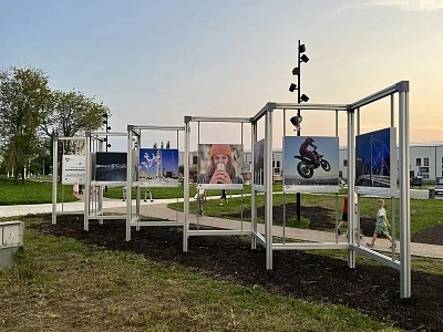 Фотовыставку «Алюминий вокруг нас» открыли в Байновском саду Каменска-Уральского