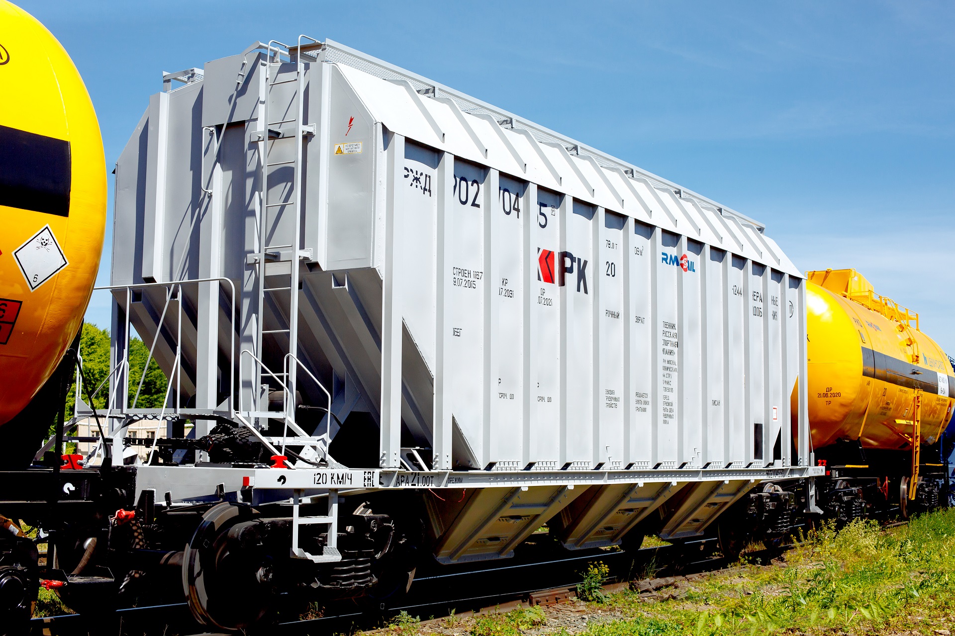 Innovative hopper car