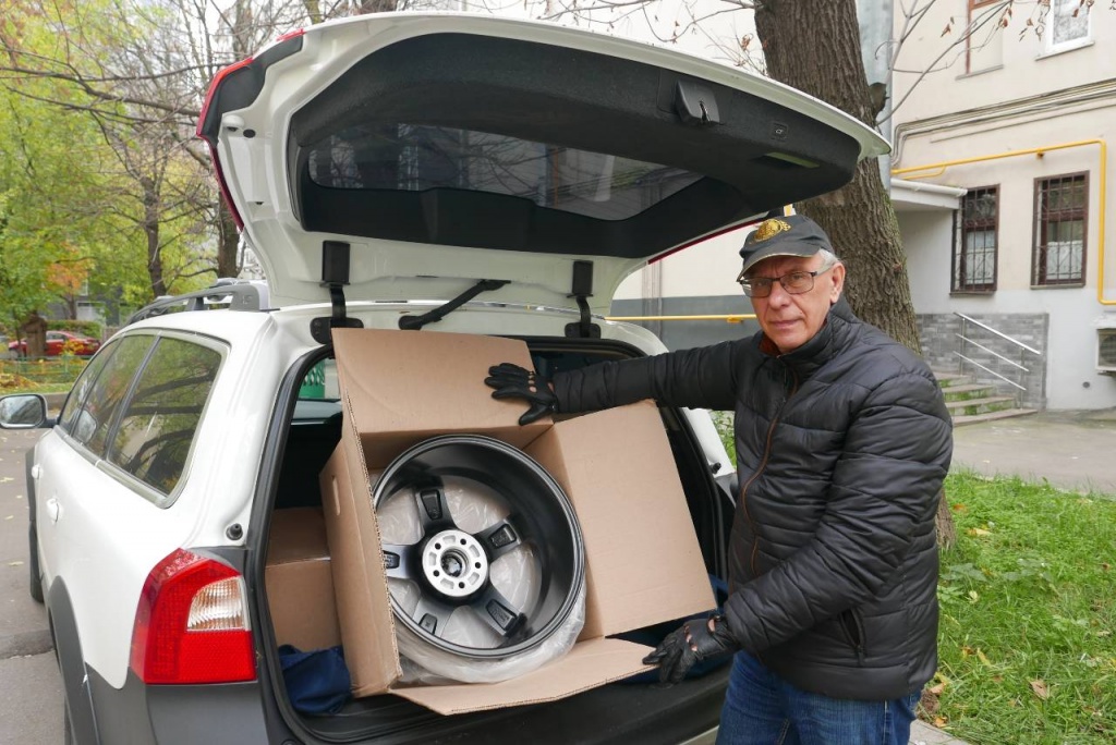 Автоэксперт и журналист Александр Пикуленко приступает к тесту литых колесных дисков марки SKAD