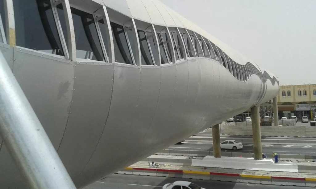 Алюминиевые мосты появляются во всем мире. Так, к Чемпионату Мира по футболу 2022 построен 80-метровый мост из алюминия в Дохе (Катар)