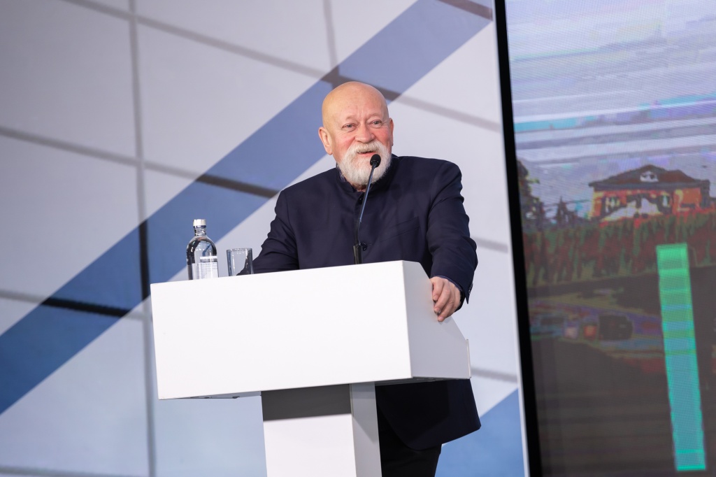 Николай Иванович Шумаков в ходе выступления на первом региональном форуме в Иркутске
