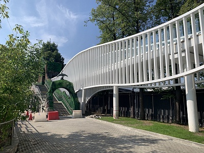 В Московском зоопарке завершают реконструкцию пешеходного моста с декоративным ограждением из алюминия