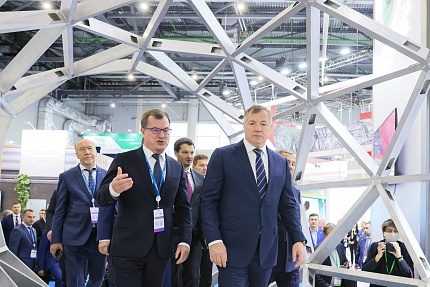 Рустам Минниханов и Марат Хуснуллин осмотрели экспозицию Международной специализированной выставки «Дорога-2022»