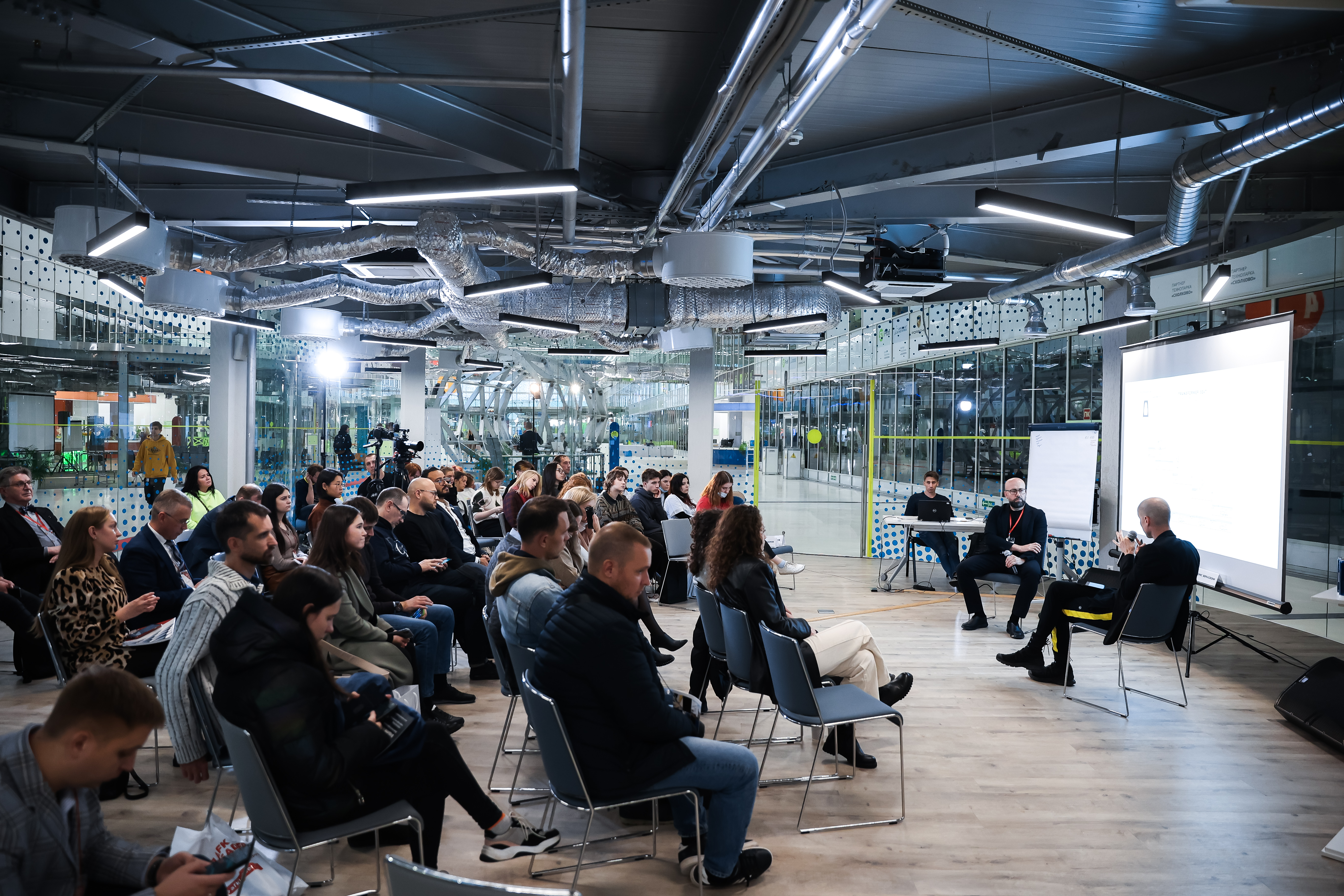 AlumForum 2021 - Портретное интервью. Хуссам Шакуф и Борис Бернаскони preview 4