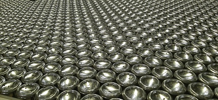 Напитки вытекают из банок – Упаковка для пива и газировки может подорожать